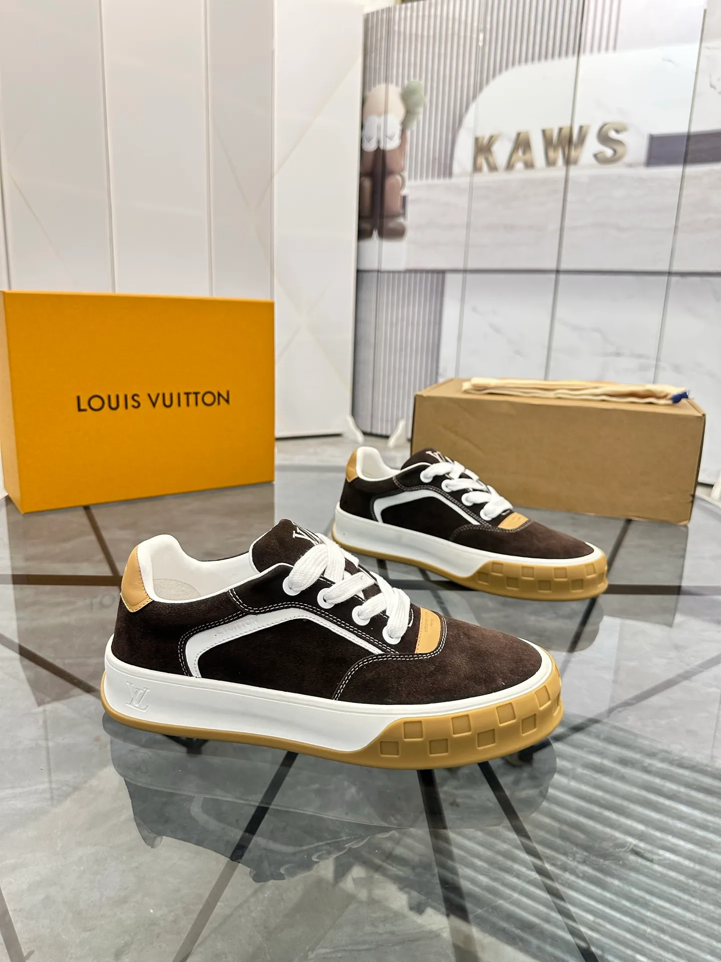 Men's shoes for sale 💰: 💰P660¥ Top quality Comes with airplane case Product trademark: LV* "Louis Vuitton*" low-top casual shoes Regular size: 35-44 (can be customized to 45) Couple style Product materials: imported nubuck leather upper, sheepskin lining, original outsole. Number: 819